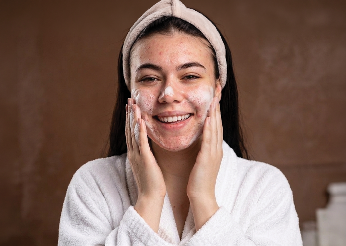 Salicylic Acid Face Wash: Benefits, Side Effects & Who Should Avoid It